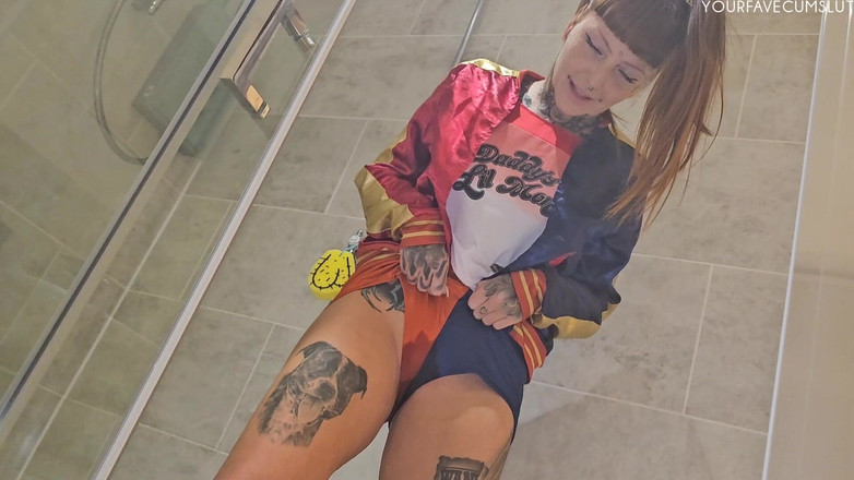 Yourfavecumslut: Pinkeln durch mein harley Quinn-outfit