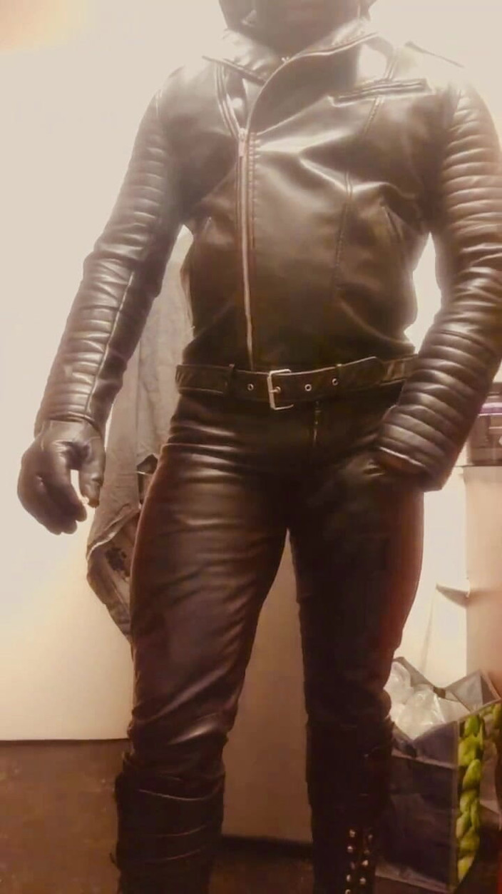 Black smoking muscle stepdad: Гибкая черная кожа, сцены игры с дымными сосками