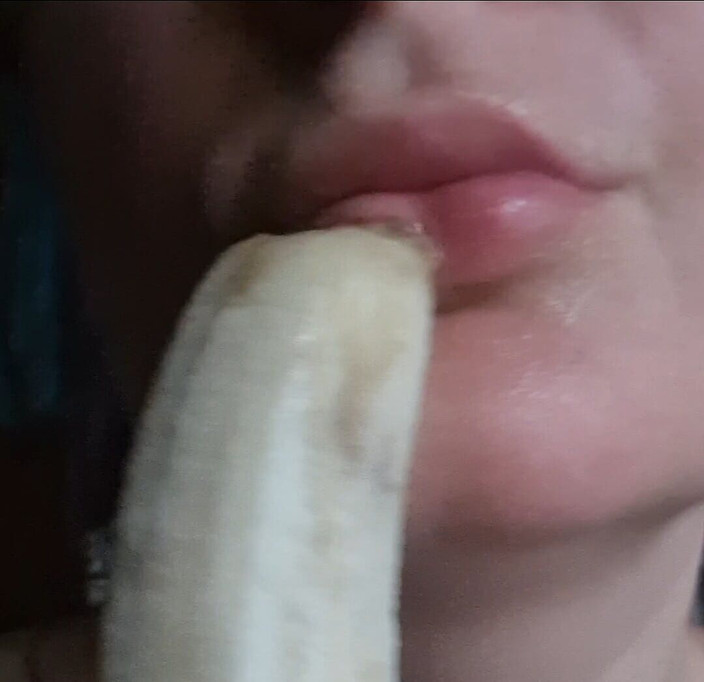 Ana Liz: 我现在想要这根香蕉在我的嘴里...