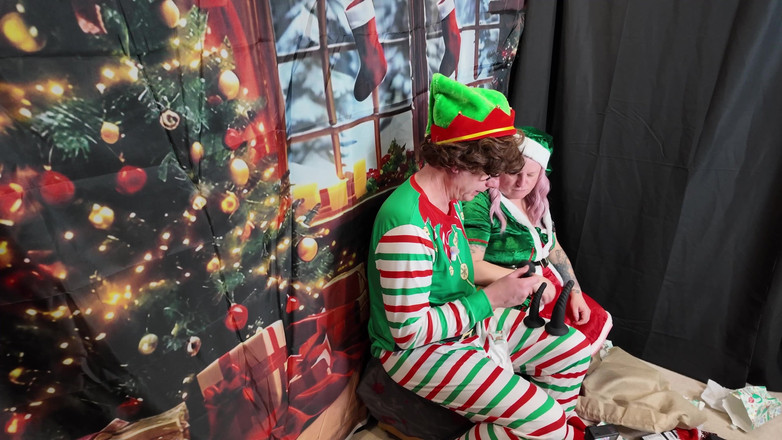 The Izars: Natal untuk Peri Kami di Rak Mainan Seks