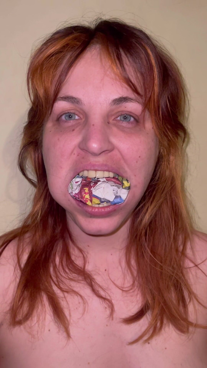 Elena917: Prensa mordaza en primer plano - relleno, bofetadas, sacando