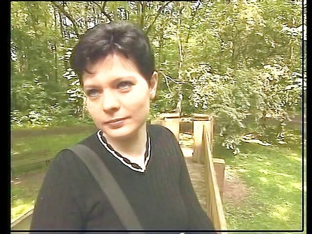 Lucky Cooch: 巨乳の短い髪のひよこは、キャスティングで彼女のセクシーな体を示しています