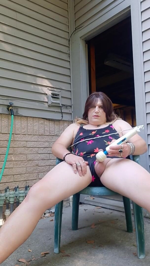 Victoria Lecherri: Vibrating outside on my patio