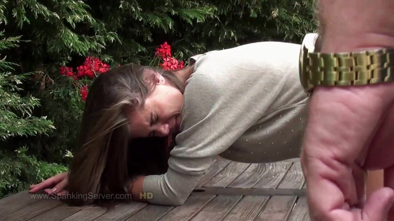 Spanking Server: Caprice dicambuk di luar ruangan