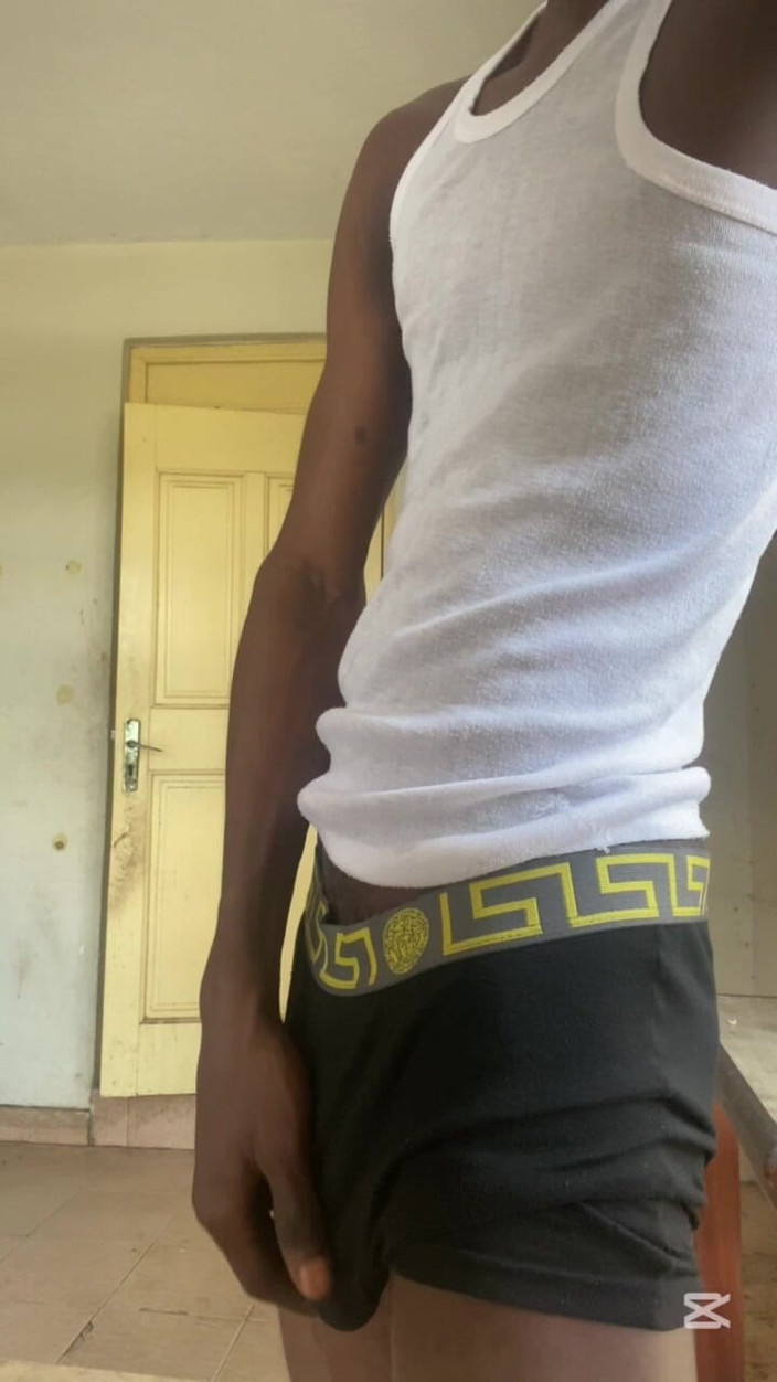 Slimniqqa: 欲求不満な大学生のティーンがBBCからオナニー