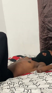 Gadis remaja kurus kulit hitam posisi cowgirl dengan stoking ketat