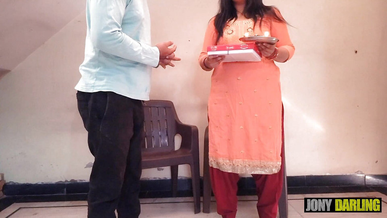 Jony Darling: Diwali special - Indische Chaachi wil nog een geschenk en geneukt...