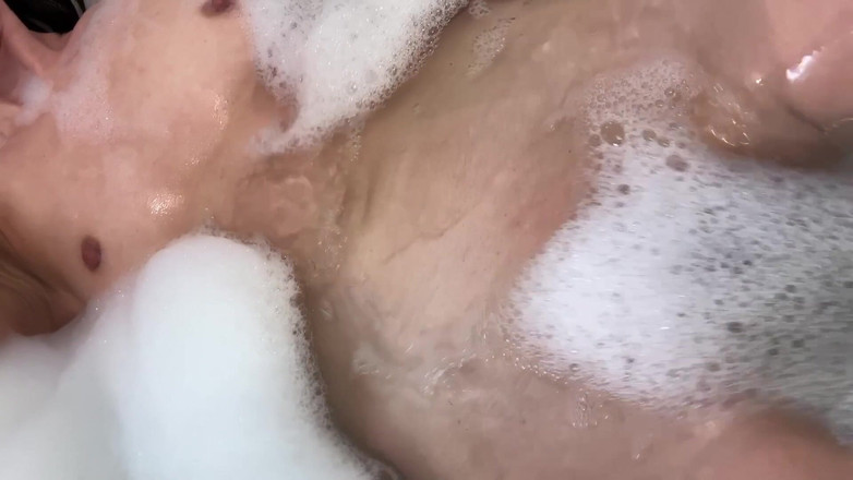 Ms_Emmy_Lynn: バブルバスの膣の注意