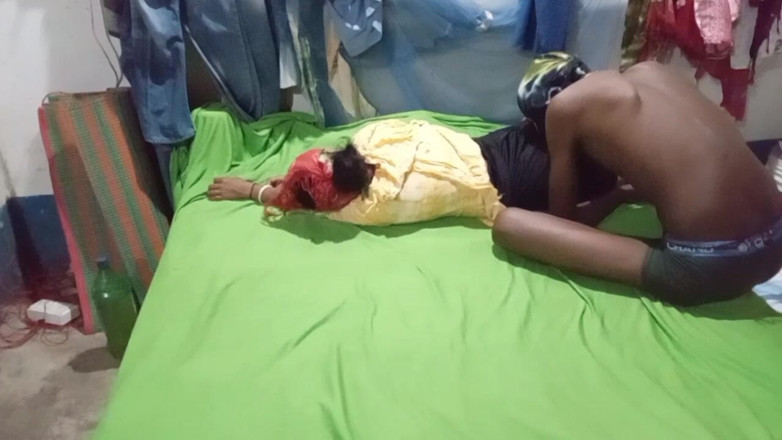 Bengaliauntykichut: Romantic Video with a Desi Aunty Featuring a Hot Butt...