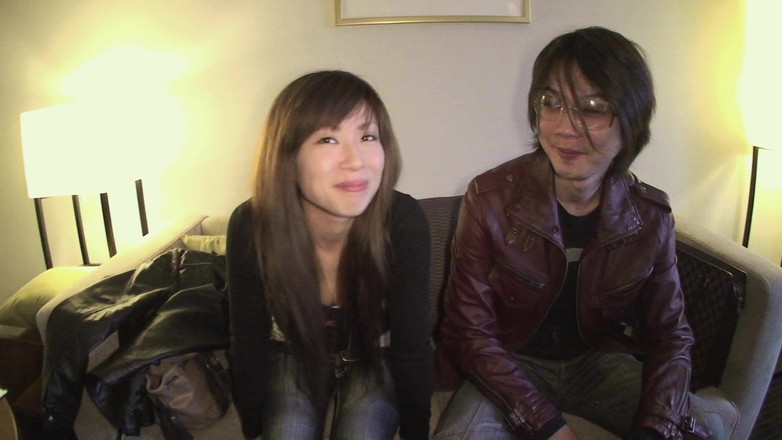 Asian X: 日本丈夫观看妻子毛茸茸的阴户被另一个男人性交 - 戴绿帽子的沙发中出