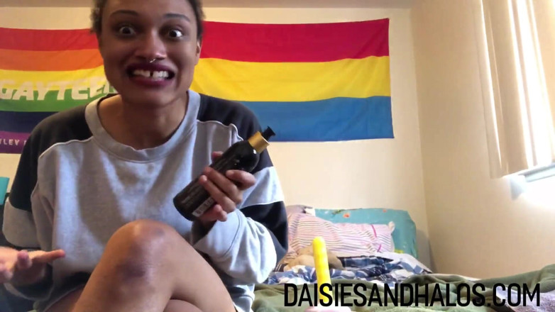 Daisiesandhalos: Fuck Daisy's hairy ass