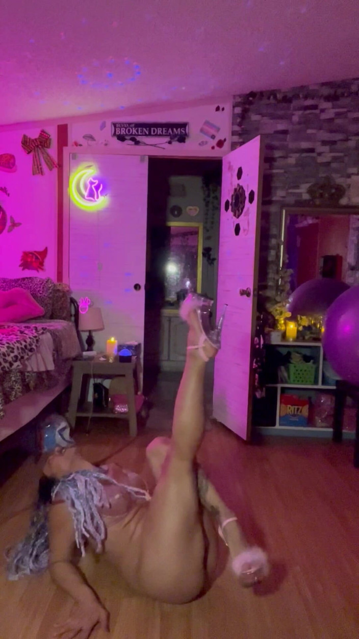 TSJade95: Powolny i zmysłowy striptiz rockowy