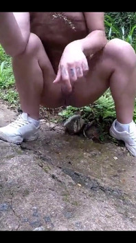 Dziwka nastolatka dostaje całkowicie nago, aby siusiu na ulicy.