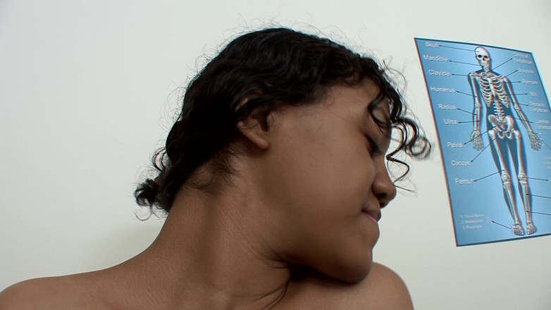 THAGSON 18+: Esmer hatun erotik fetiş oyununda ölçüler ve emiyor