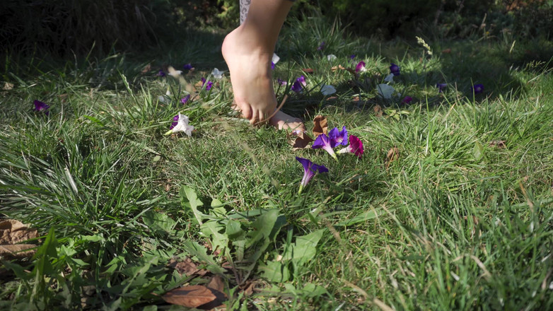 Teasecombo 4K: Schiacciare fiori a piedi nudi nell'erba