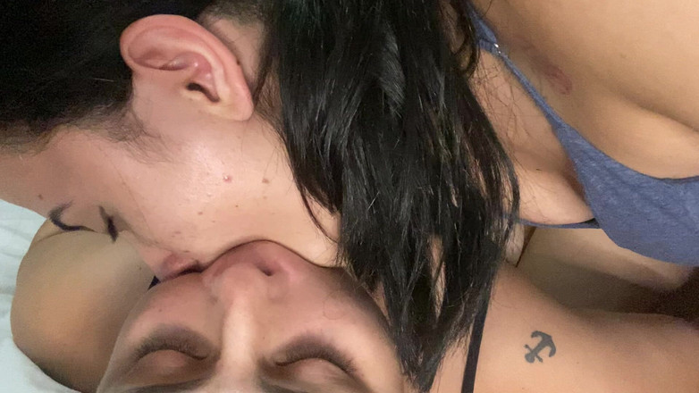 zoemelissa: Gadis lesbian ngentot tenggorokanku dengan lidahnya yang besar