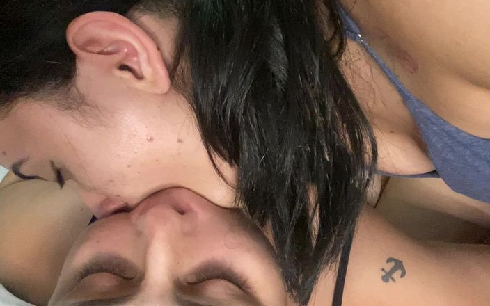 zoemelissa: Chica lesbiana folla mi garganta con su enorme lengua