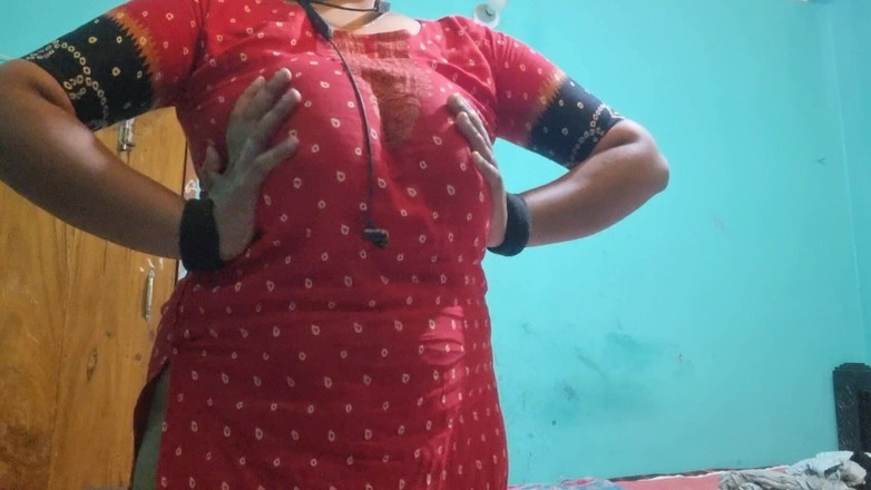 NilaRani693: Rakaman dekat menunjukkan tetek besar saya dan melancap dengan jari...