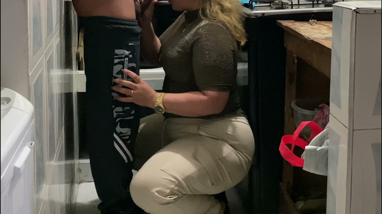 OnlyCasting: Blowjob di dapur isteri kawan saya