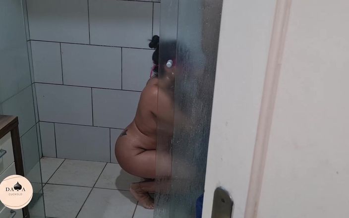 Dama Cuckold: मैं बड़े लंड के साथ शॉवर में गया