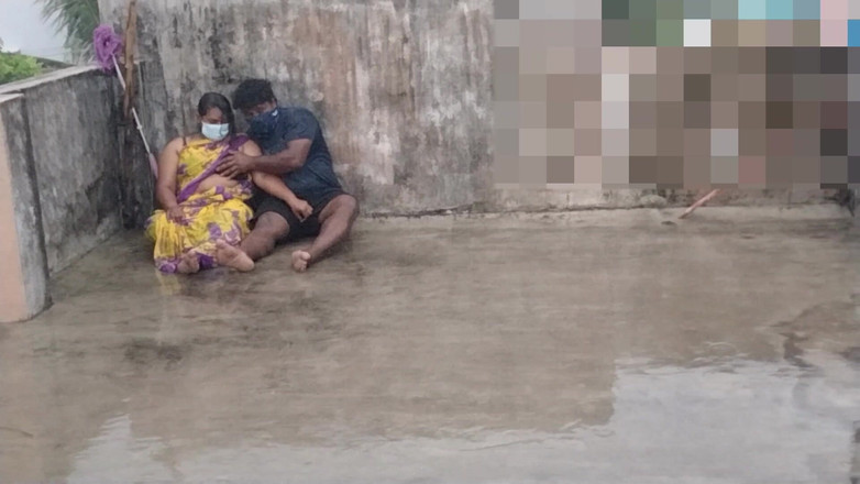 Tamil lesbian: Làm tình trên sân thượng mưa