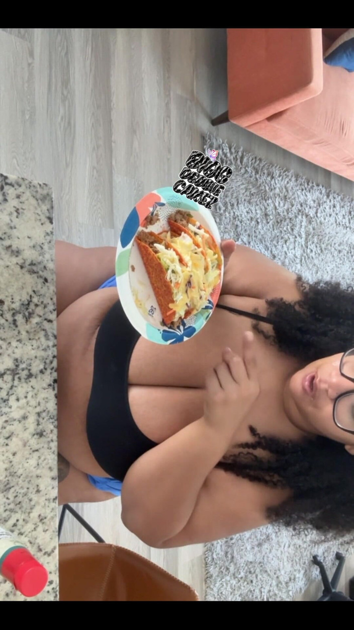 Biggdebbie solo: Biggdebbiecakez Mukbang