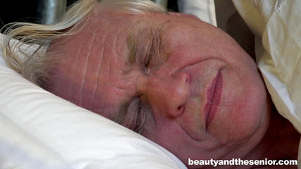 Granddadz: Alice Marshall e Daniel, casal safado velho e jovem