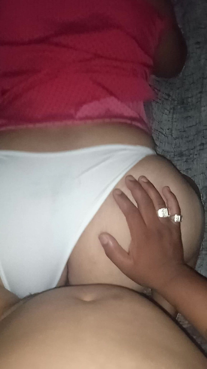 Eatrella j: Velký zadek zrzka ošukaná nadanou brunetkou