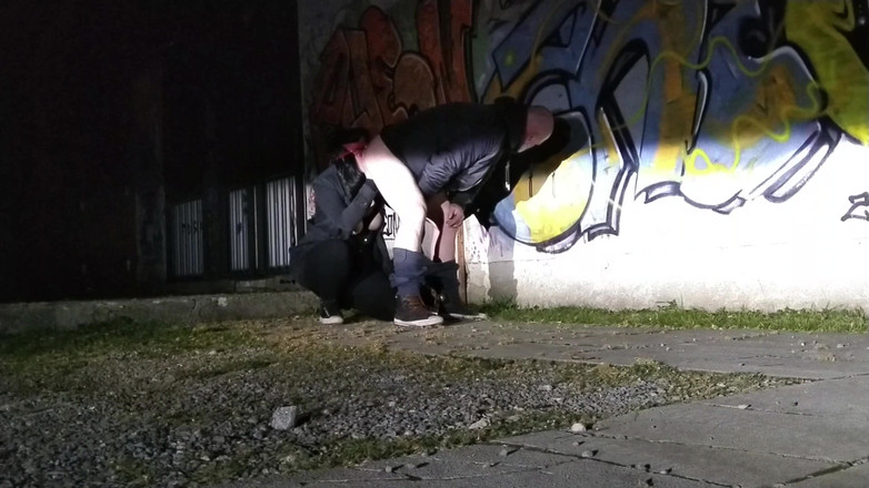 Toilet Mommy: Exposição Ao Ar Livre Menina Lambe a Bunda Do Cara