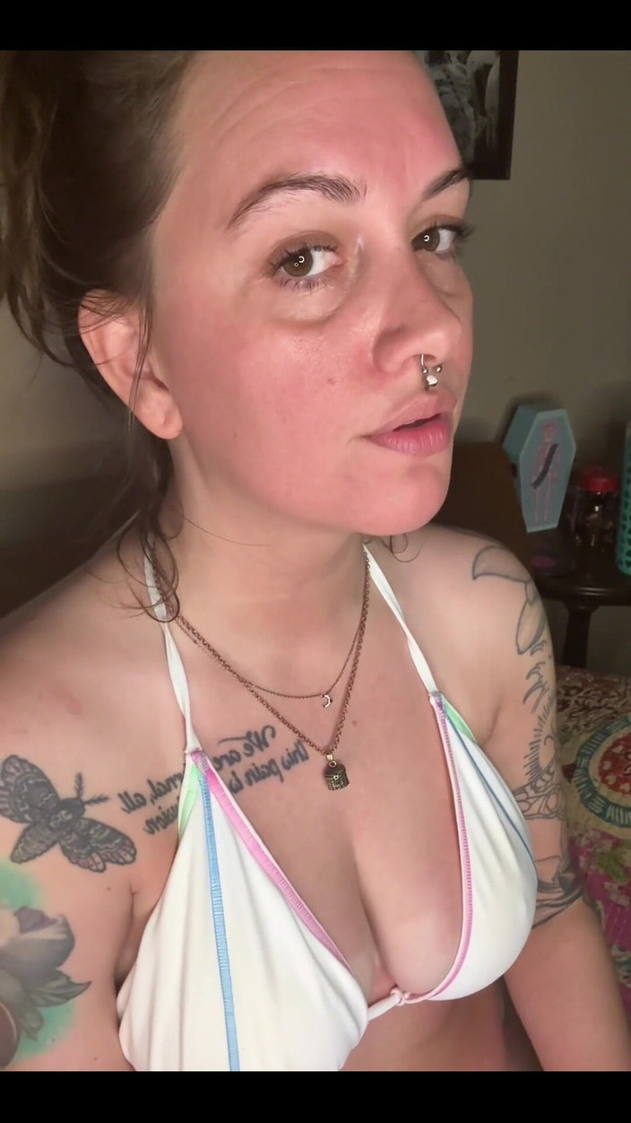 Chery Trees: Chery Trees курит в бикини