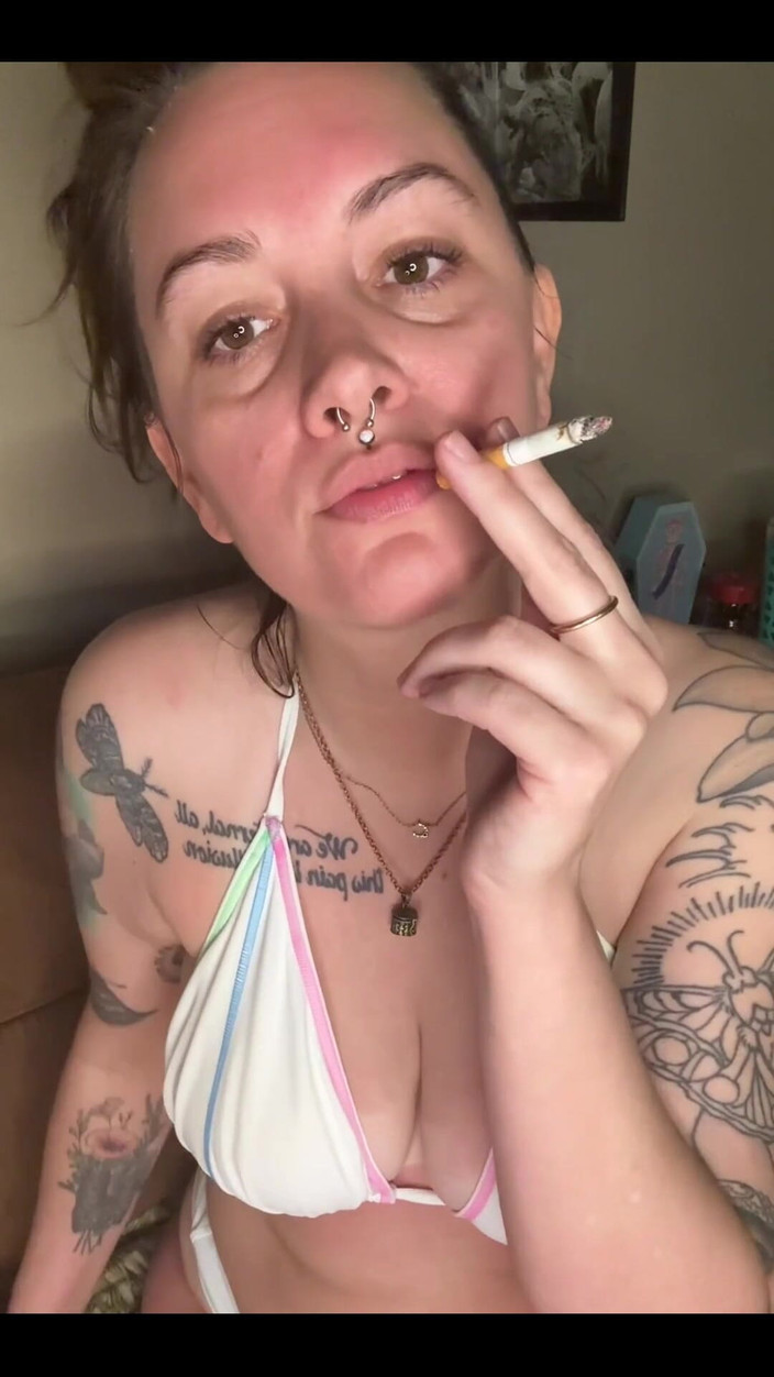 Chery Trees: Chery Trees röker i en bikini