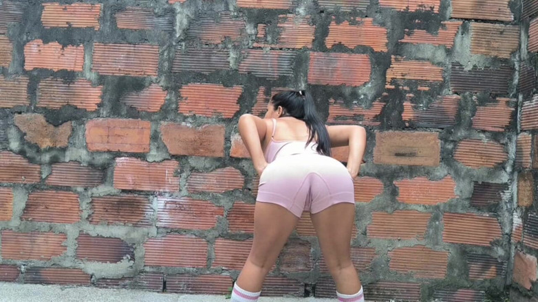 Isabel: Stretching Outside and Peeing My Gym Clothes