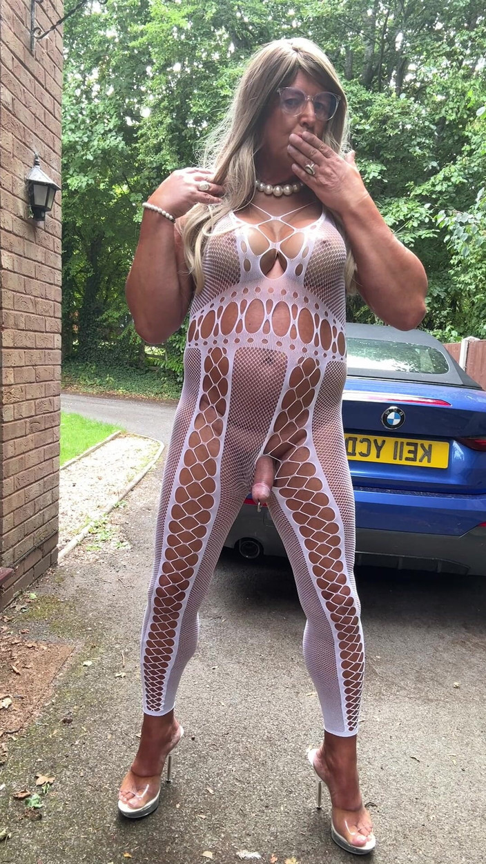 Kellycd2022: Сексуальный кроссдрессер Kellycd2022 в белом комбинезоне и на каблуках