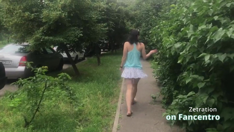Zetration: Wspaniała brunetka gra niegrzeczną w twoim parku bez majtek!