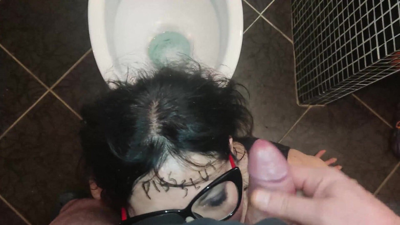 Toilet Mommy: Lo stipendio della cagna, c'è un grosso cazzo in bocca