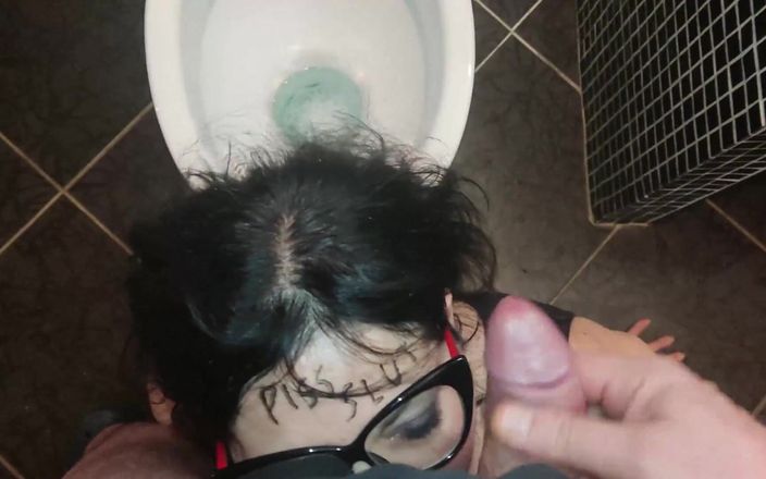 Toilet Mommy: ビッチの給料は、彼女の口の中の太ったチンコです