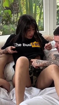 Threesome liar dengan La Petite Latina White Mells Double Penetration