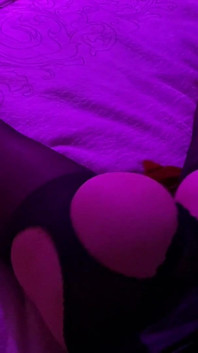 Une nymphomane en jupe courte suce une bite et baise