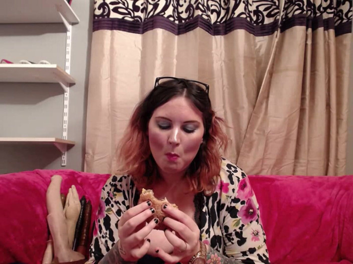 MissFFW: Miss ffw ăn burger giữa các clip