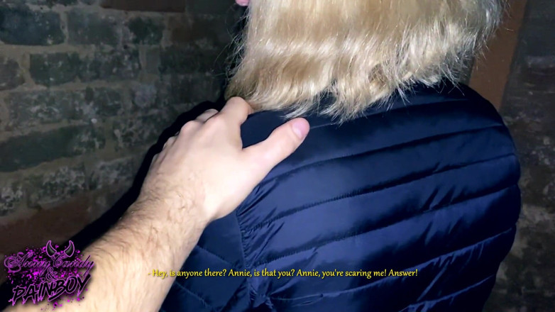 AnnyCandyPainboy: Vrăjitoarea curvă masturbează o pulă cu mâinile și picioarele pentru a...