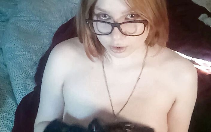 Denise Levi: Fingering pussy naked on my bed