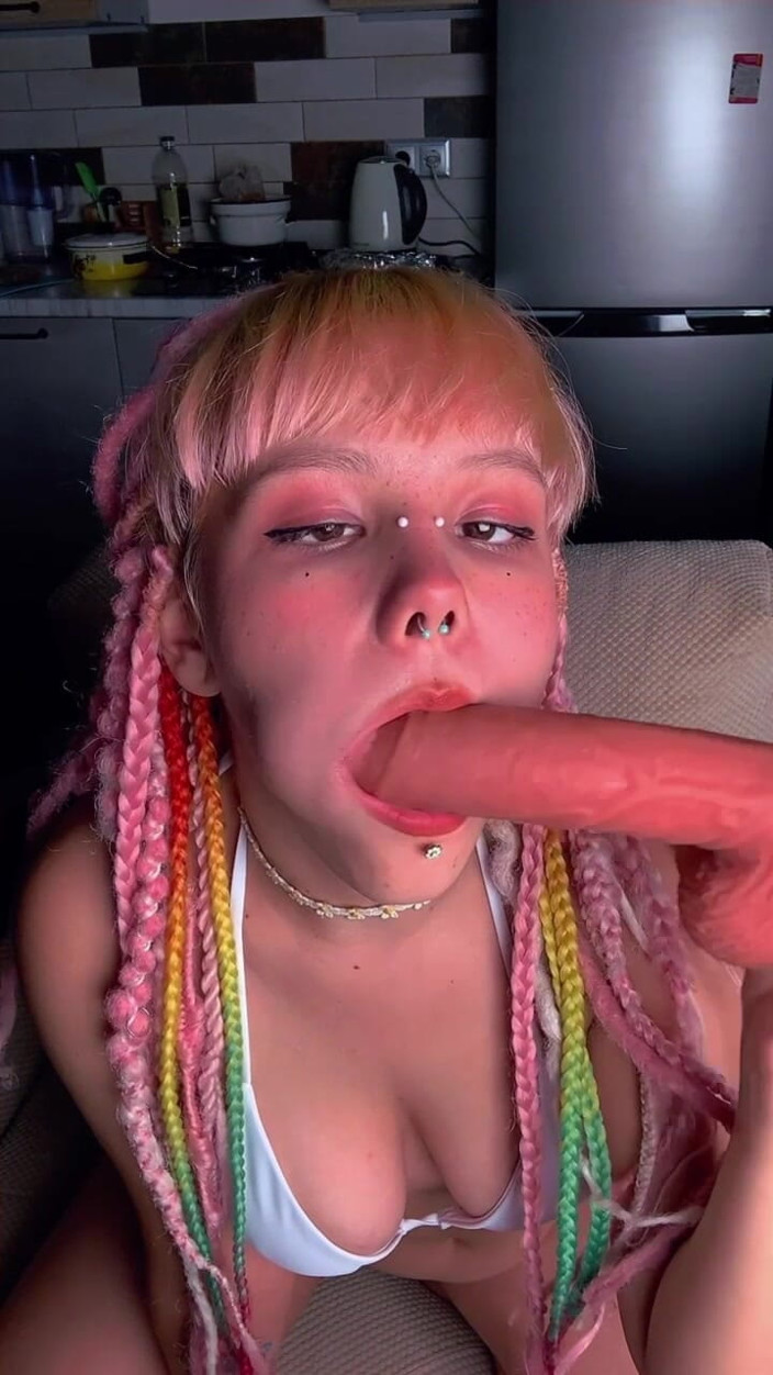 Body_lyric: Pompino dildo succoso e salivoso