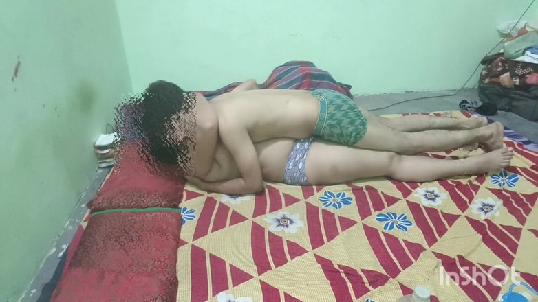 Sexgarl84: Mi-am lăsat iubita în camera mea.