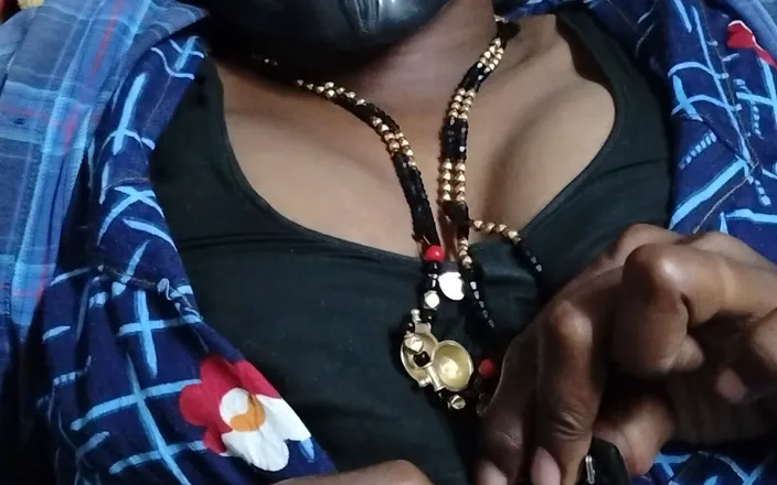 Sexy Kavita kanada: Boobs Pressing