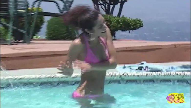 Naughty Lesbian Girls: Due amiche lesbiche arrapate si spogliano in piscina e si...