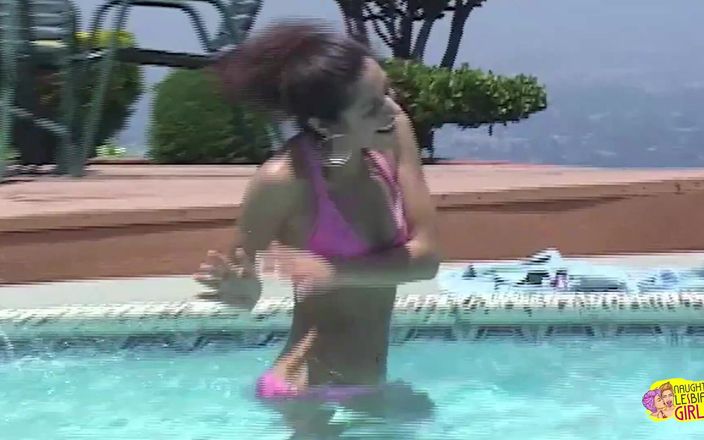 Naughty Lesbian Girls: Două prietene lesbiene excitate se dezbracă în piscină și își mănâncă pizda