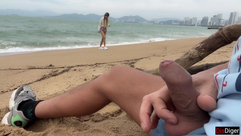 Dis Diger: 我看到你向我撸管，我想帮助你射精！- 在公共海滩上暴露鸡巴