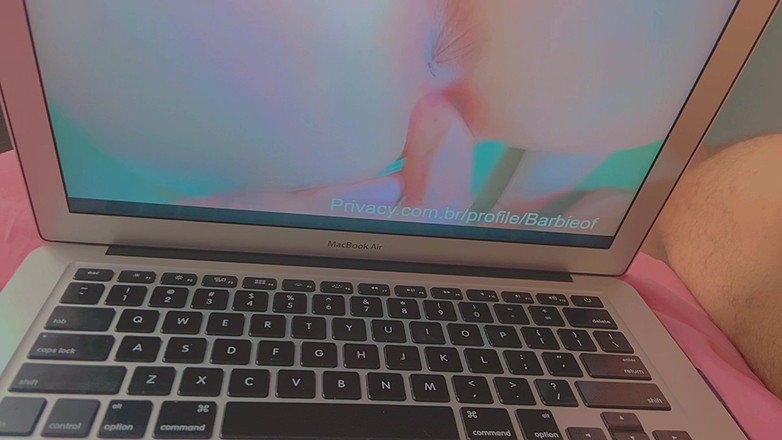 More Candy: Une latina sexy avec un gros cul en levrette sur...