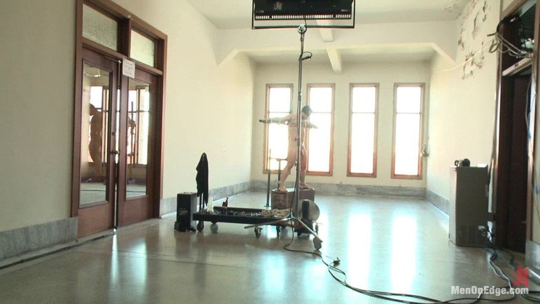 Men on Edge: ボディビルダーのマーカス・ルールが初めてエッジングを決めた