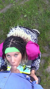 年轻的慢跑者carmela 20需要在树林里射精